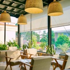 Rèm cuốn chống nắng cho quán bar, nhà hàng, khách sạn